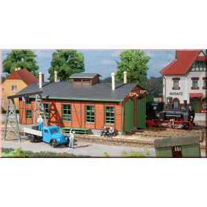 Narrow gaugeengine shed with gantry crane (H0)