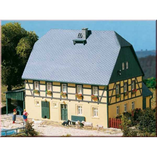 Large farmhouse with barn and shed (H0)