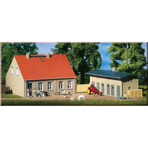 Wohnhaus mit Schuppen (H0)