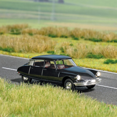 Citroën DS 19 avec éclairage (H0) Citroën DS 19 avec éclairage (H0)