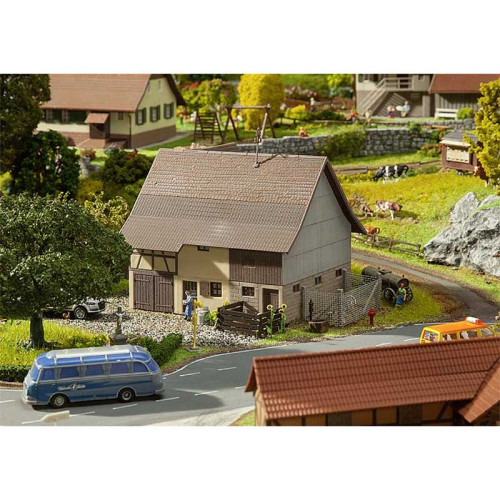 Barn with access to upper floor (H0) Barn with access to upper floor (H0)