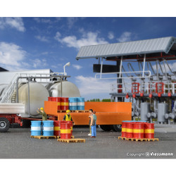 Benzinfässer, 32 Stück (N) Benzinfässer, 32 Stück (N)