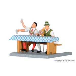 Seating accomodation beer-garden with men, movable arms (H0)