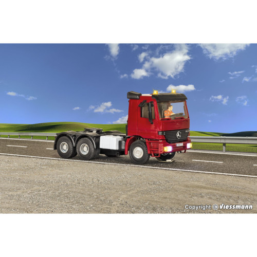MB Actros Tracteur routier rouge avec gyrophares, Basic (H0)