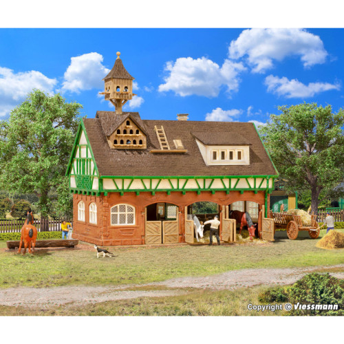 Stable with dovecote and horse stalls with removable roof (H0) Stable with dovecote and horse stalls with removable roof (H0)