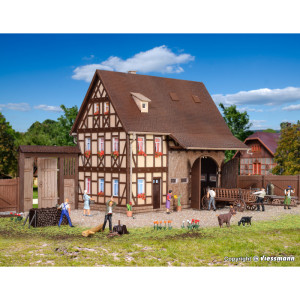 Farm house with barn and yard gate (H0)