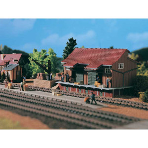 Freight shed with side-platform and loading crane (H0)