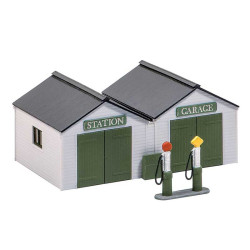 Station Garage with Pumps (H0)